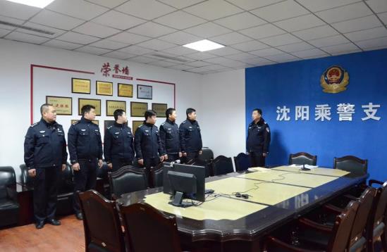The picture shows that before the departure, the South Korean army, the detachment leader of the Shenyang Police Detachment, concentrated on the activities of sending lectures to the school gate and asked the young police to effectively publicize and explain the actual travel of college students.