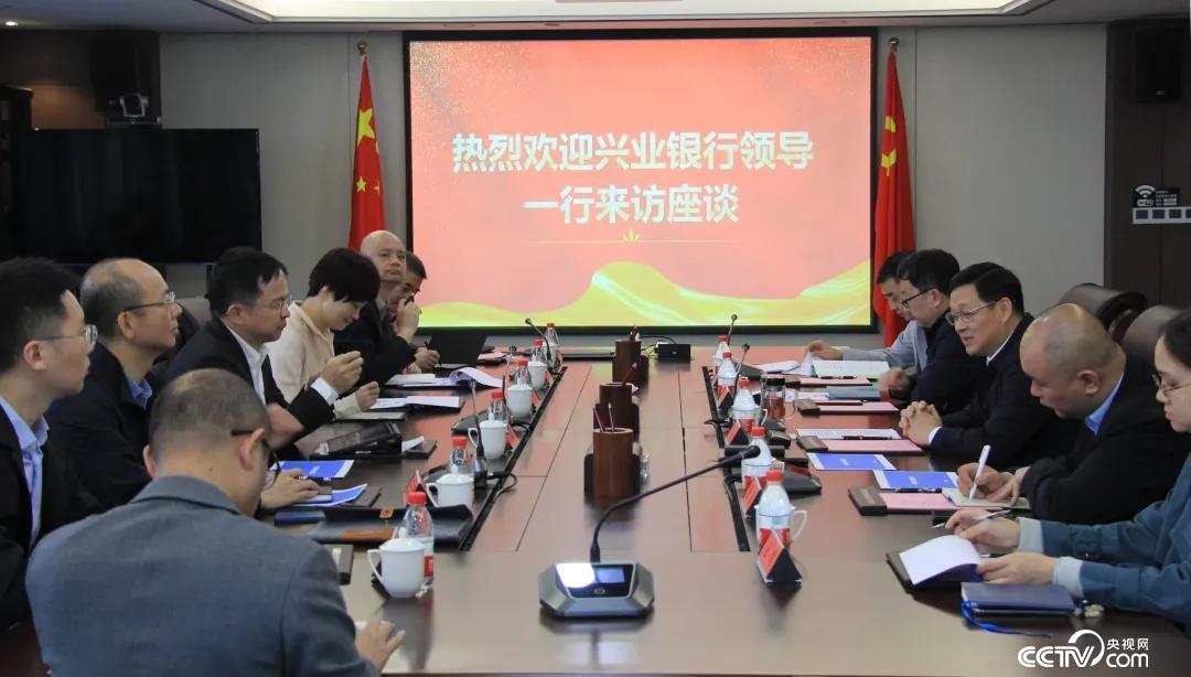 Chairman Zhong Jun introduced the situation of Fujian Big Data Company to Vice President Chen Xinjian and his party.