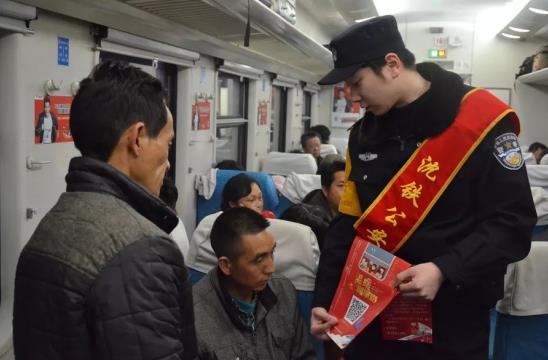 The picture shows the young police introducing eight measures to serve passengers sincerely.
