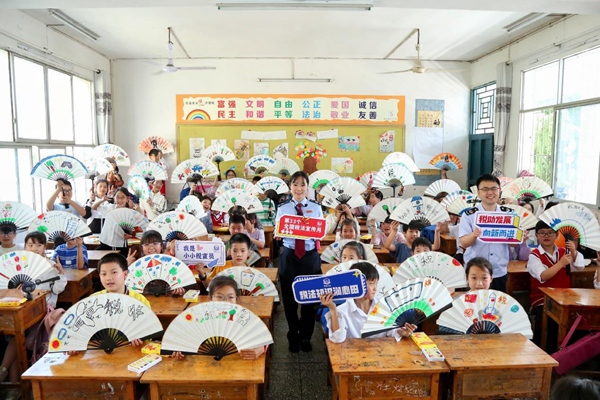 At Linjiang Town Central Primary School in Kaizhou District, students showed their own hand-made hand-made folding fans on the theme of tax law. Photo by Zhao Shiqi